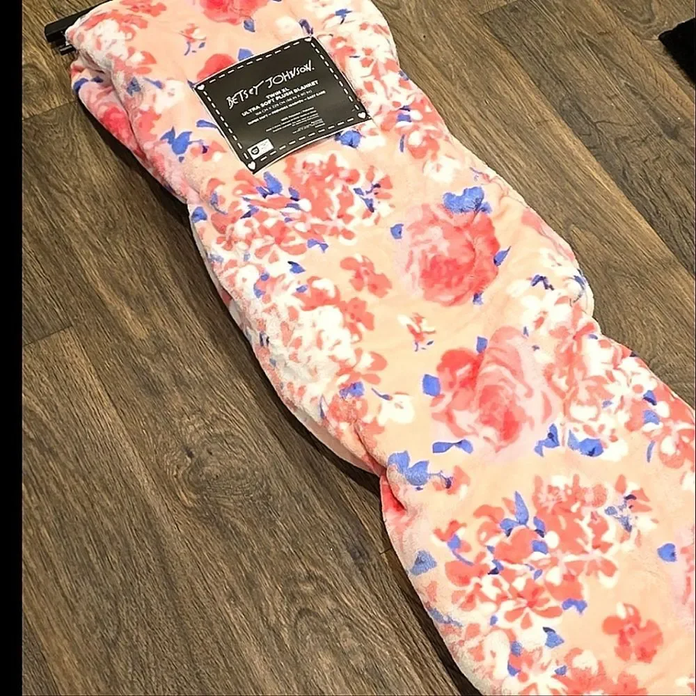 Betsey‎ Johnson Floral Ultra Soft Twin XL Blanket